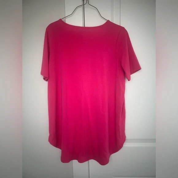 Zenana Short Sleeve Dolphin Hem Shell Button Top in Hot Pink Size Small NWOT - Picture 5 of 5